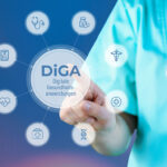 Ein Finger tippt auf ein digitales DiGA-Interface mit Icons für Medikation, Puls und Dokumentation
