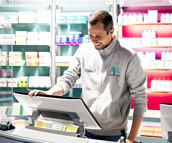 Inhaber Tobias Brandl am HV Tisch der Palmen Apotheke in Ottobrunn auf der Stellenangebotsseite.