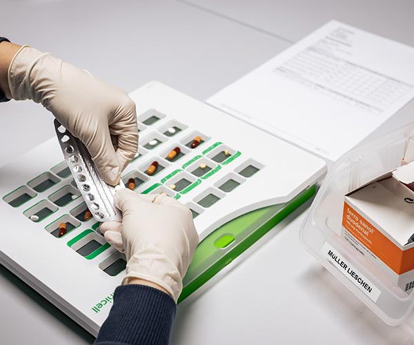 Verblisterung von Medikamenten in der Palmen Apotheke in Ottobrunn für eine sichere Arzneimitteleinnahme.