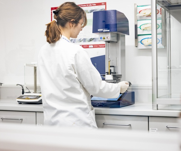 Mitarbeiterin der Palmen Apotheke Ottobrunn stellt im Apothekenlabor mit dem Topitec individuelle Rezepturen für Patientinnen und Patienten her.